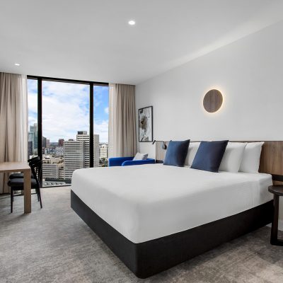 adina-apartment-hotel-melbourne-southbank-studio-king-bedroom-02-2020