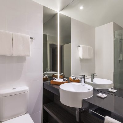 adina-apartment-hotel-melbourne-studio-bathroom-2017