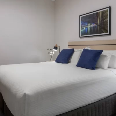 oaks-melbourne-on-market-hotel-2-bedroom-premium-bedroom-one-2-1920x1080